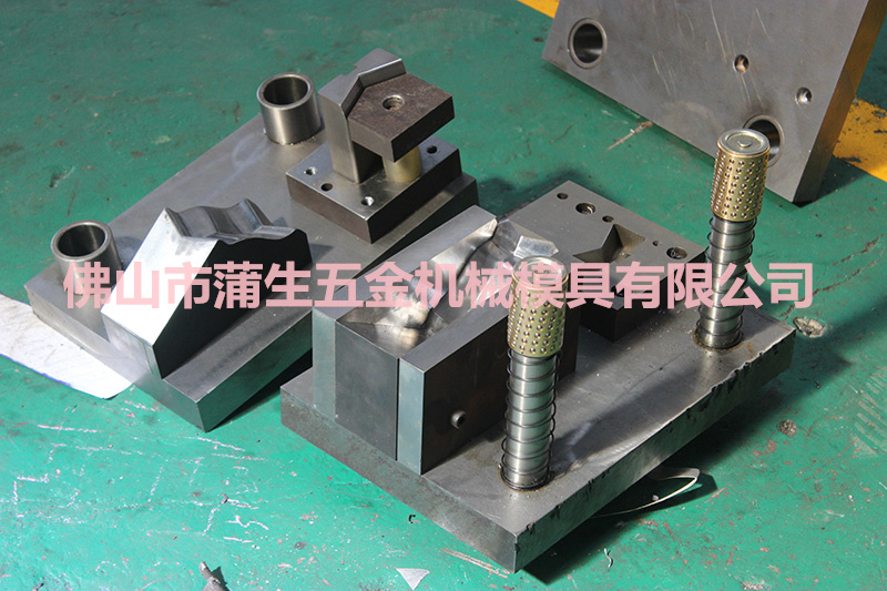 自動沖壓模具